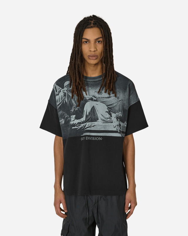 Póló Pleasures Joy Division Atrocity T-Shirt Black Fekete | P24JD001 BLACK