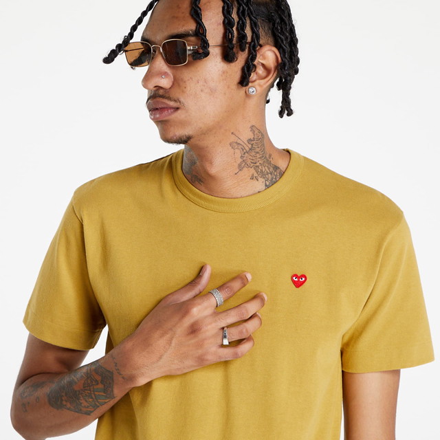 Póló Comme des Garçons PLAY Heart Logo Tee UNISEX Barna | AZT314 olive