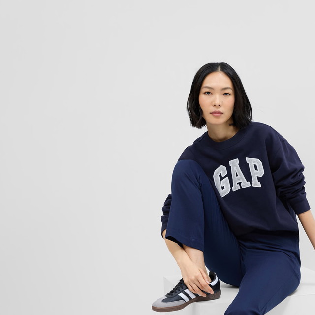 Sweatshirt GAP Crewneck Logo Sweatshirt Navy Uniform Sötétkék | 554936-12