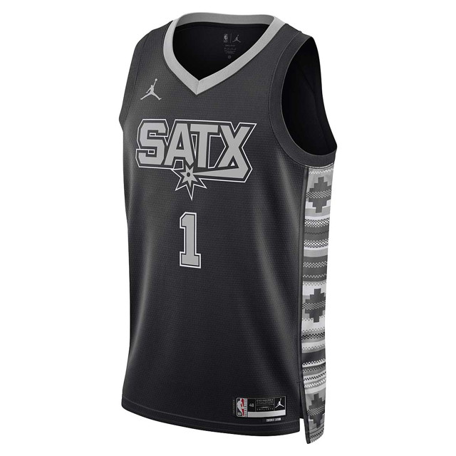 Sportmezek Nike NBA SAN ANTONIO SPURS DRI-FIT STATEMENT SWINGMAN JERSEY VICTOR WEMBANYAMA, BLACK/FLT SILVER/(WEMBANYAMA VICT) Fekete | DO9543-014